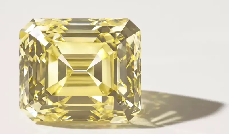 Le diamant jaune "Soleil d'or" de 101 carat appartenant à la maison Fred