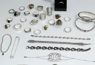 Lot de bijoux en argent en vente à l'Hôtel Drouot